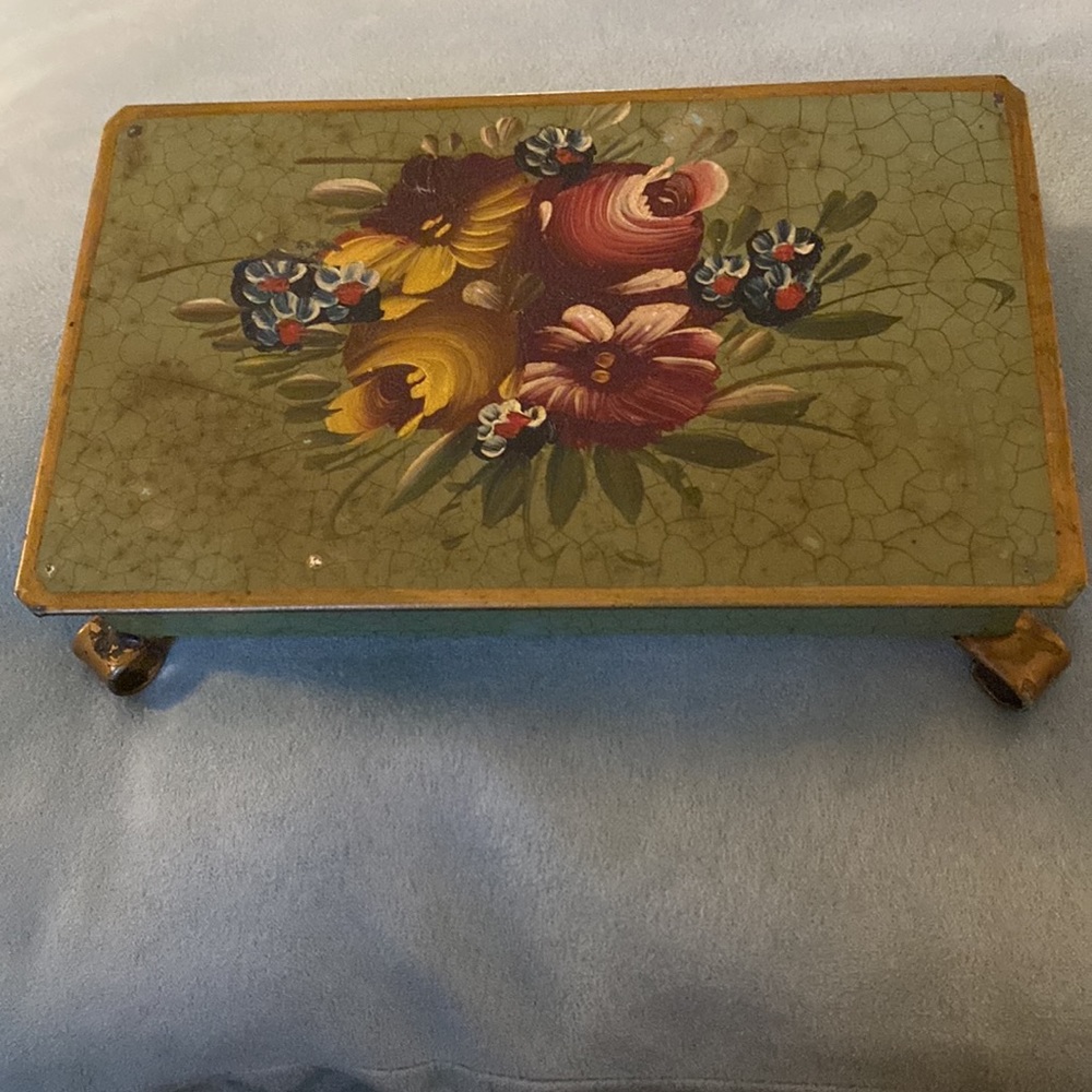 Vintage Dutch Toleware Metal Cigarette Box on Feet - Picture 12 of 16